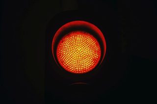 男子闯红灯被交警拦下，接受罚款20元处罚，早知今日何必当初