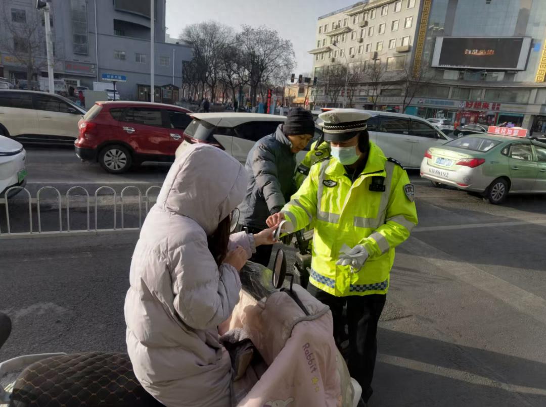春运期间凉州交警严管电动车，整治违法高发态势保安全