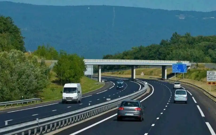 高速行车要点：安全车距、限速、路况观察与稳定行驶全知道