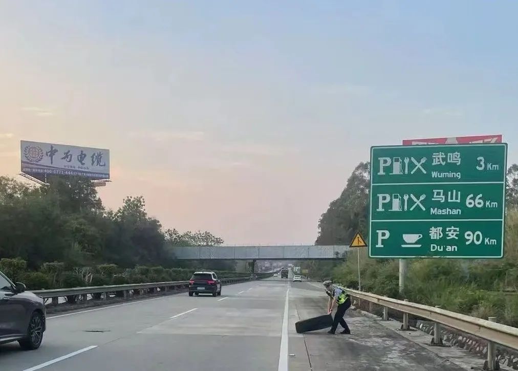 高速遇障碍物咋避险？掌握这俩驾驶技巧，关键时刻能保命