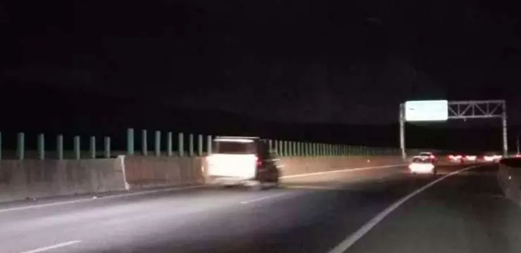 夜间高速行车要点：车况检查、灯光使用、车速控制及其他注意事项